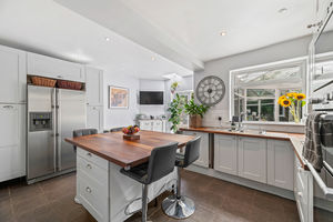 Kitchen/Breakfast Room- click for photo gallery